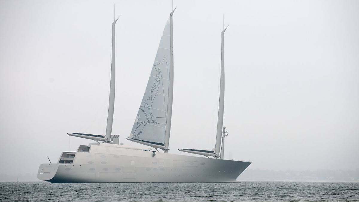 Chiếc siêu du thuyền của tỷ phú Nga, ông Andrey Melnichenko có tên Sailing Yacht A, là một trong những du thuyền buồm nổi tiếng lớn nhất thế giới. Tuy nhiên hiện tại nó đang bị giữ lại ở Gibraltar, một lãnh thổ hải ngoại thuộc Anh, nằm ở phía nam Tây Ban Nha.